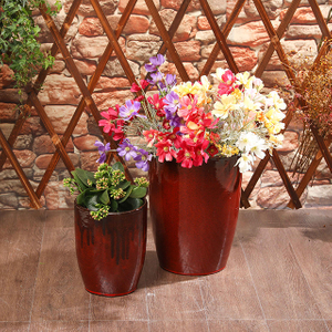 Maceta clásica de cerámica roja para flores.